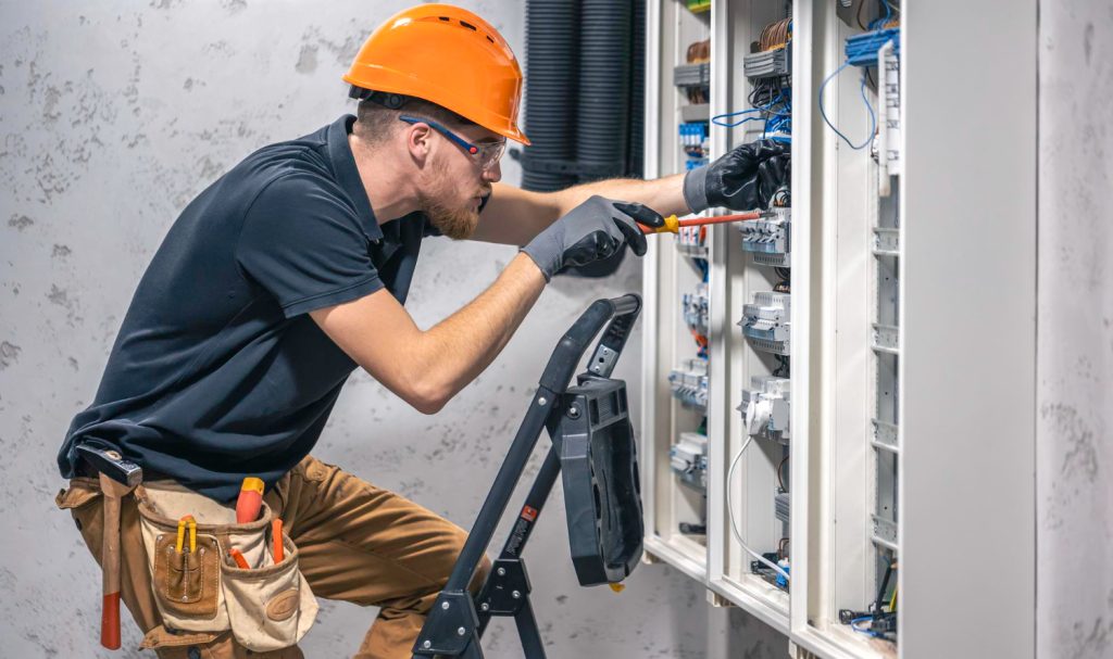 7 razones clave para contratar un electricista profesional cerca de tí