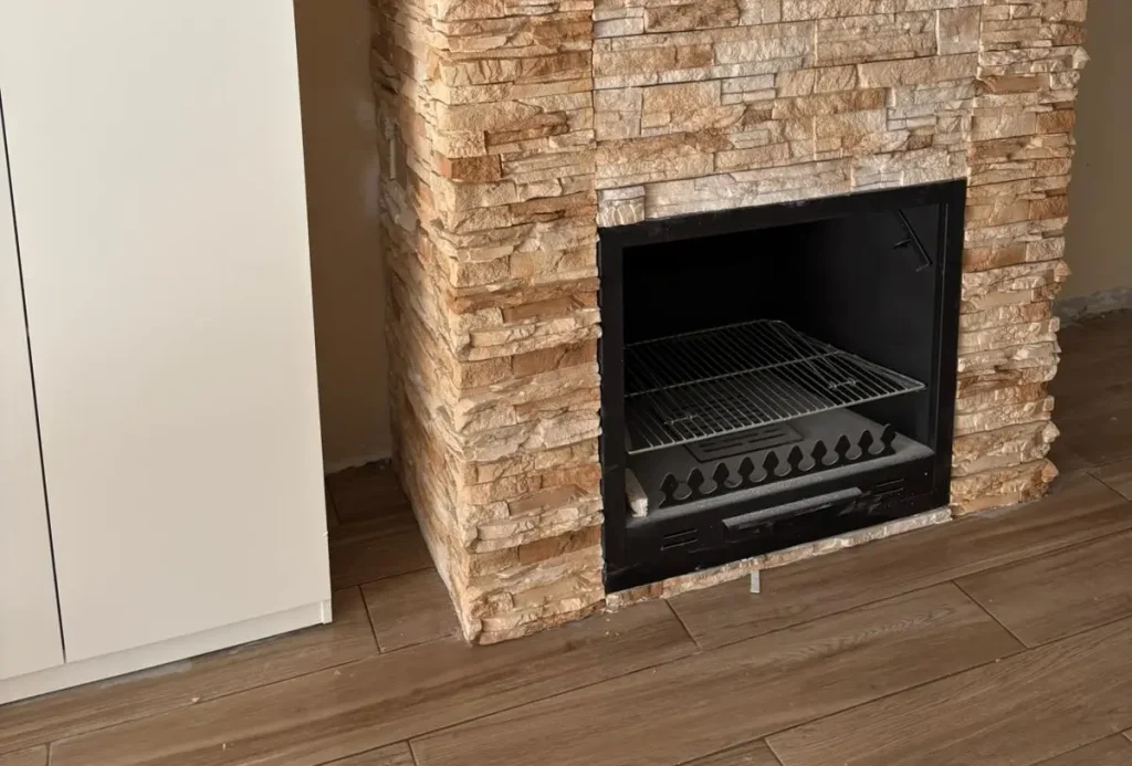 Instalación de chimenea con tubo galvanizado, aislamiento y revestimiento decorativo