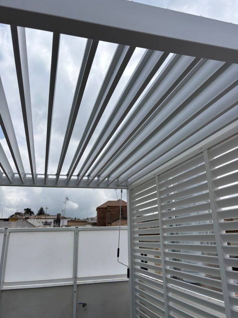 Instalación de pérgola bioclimática en terraza